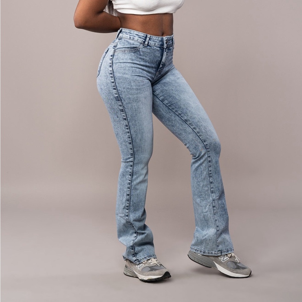 Womens Flared Mid Waisted Fitjeans - 80s Blue - Size M NWT